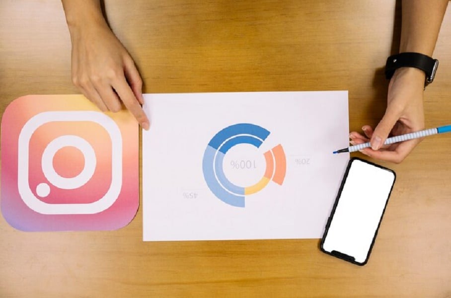 jovem analisando métricas do Instagram