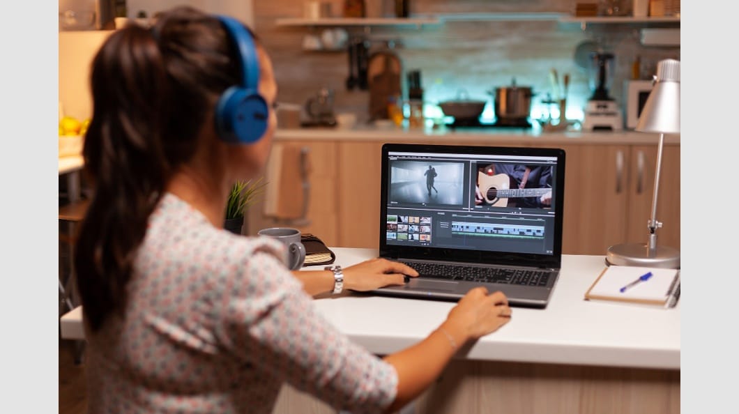 jovem mulher editando vídeo em seu notebook