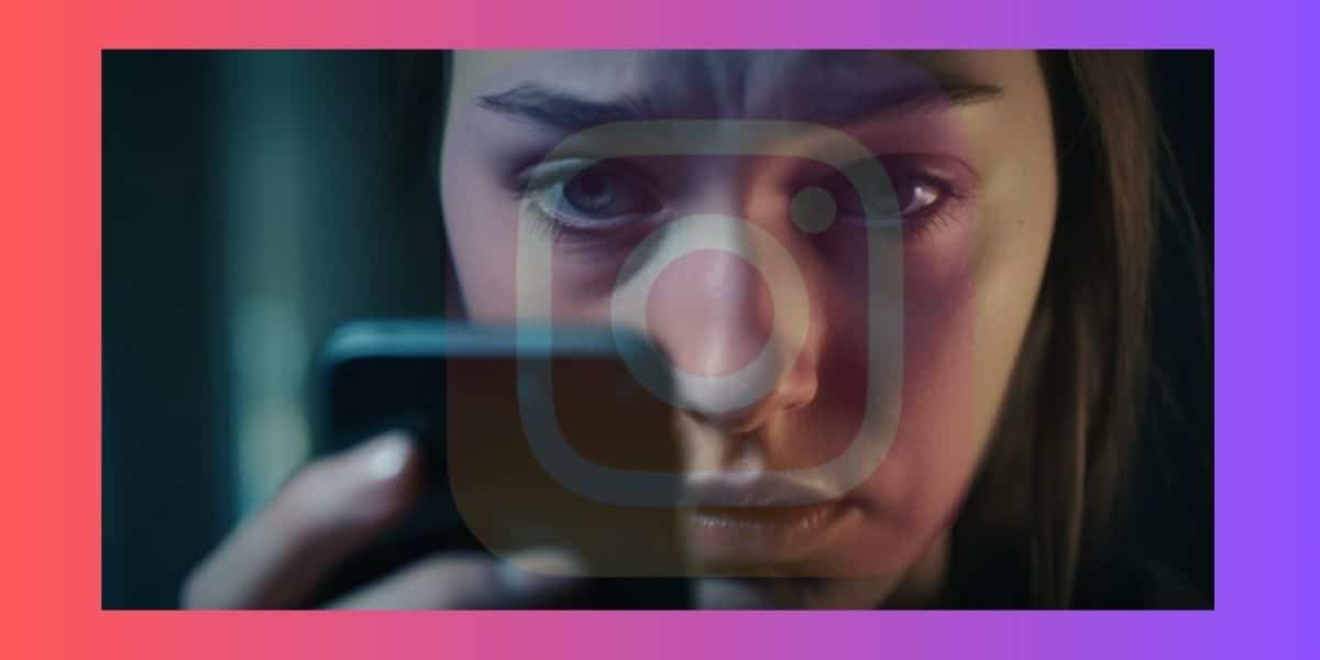 jovem stalker espionando rede social