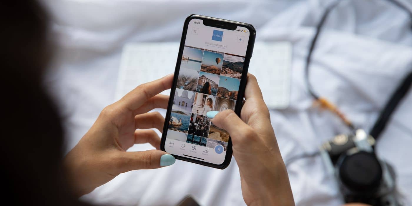 Mulher com celular na mão analisando, o melhor horário para postar no Instagram