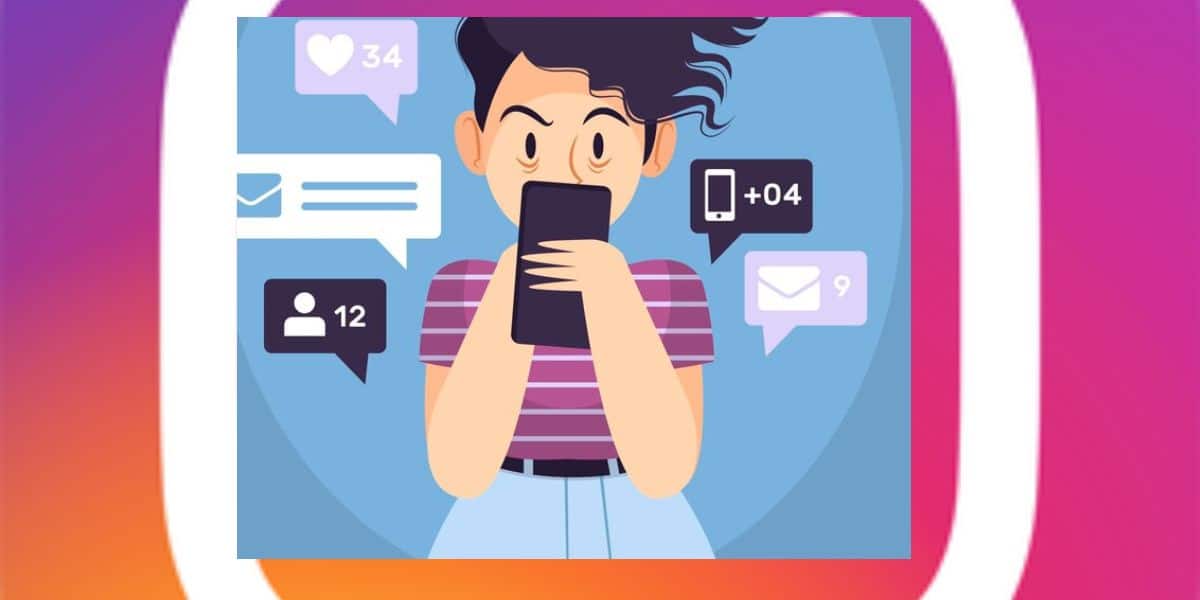 Jovem mulher espionando nas redes sociais