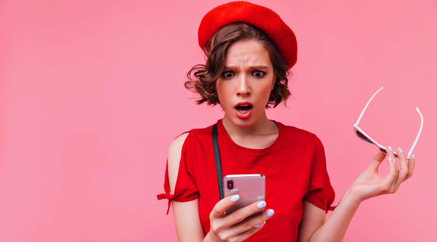 Jovem influencer acessando u perfil do Instagram Irresistível